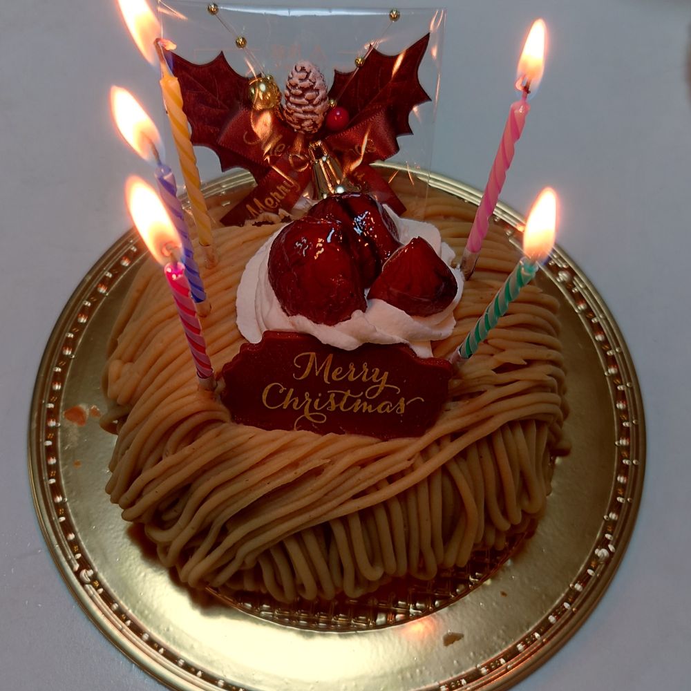 シャトレーゼのモンブランホール。ろうそくが5本付いていたのですべて使いました。めでたい。