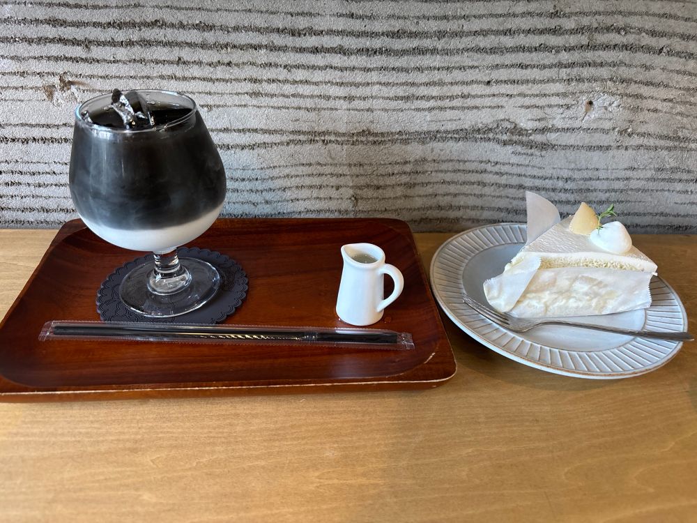 黒いカフェオレとショートケーキ