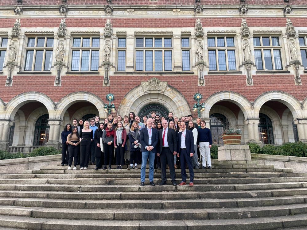 Die Seminargruppe mit Richter Georg Nolte vor dem Friedenspalast. Foto: Felix Schott