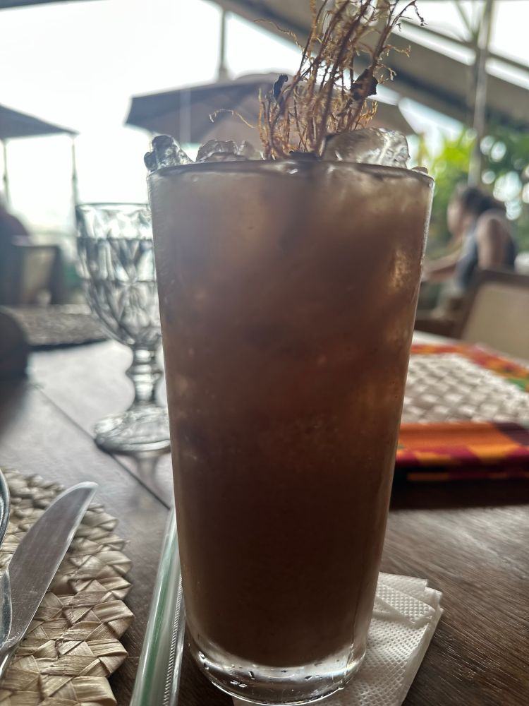 Copo de caipirinha de tamarindo na mesa do restaurante. 