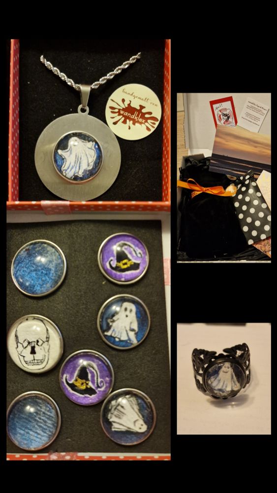 Collage aus drei Bildern:
1. Links: Blick in ein Schmuckkästchen, oben ein runder Anhänger mit Wechselbutton mit Gespenster-Miniatur, darunter 7 weitere Wechselbutton (2 blaue Galaxien, ein Totenkopf, zwei Hexenhüte auf lila Grund und 2 weitere Gespenster).
2. Rechts oben: Blickbin ein Paket von @wandklex.art mit Postkarten, einem schwarzen Samtbeutel und einem Paket in schwarzem, weiß-gepunktetem Geschenkpapier.
3. Rechts unten: Ring mit schwarzer, durchbrochener Ringschiene mit 8mm-Gespenster-Miniatur von @wandklex.art 