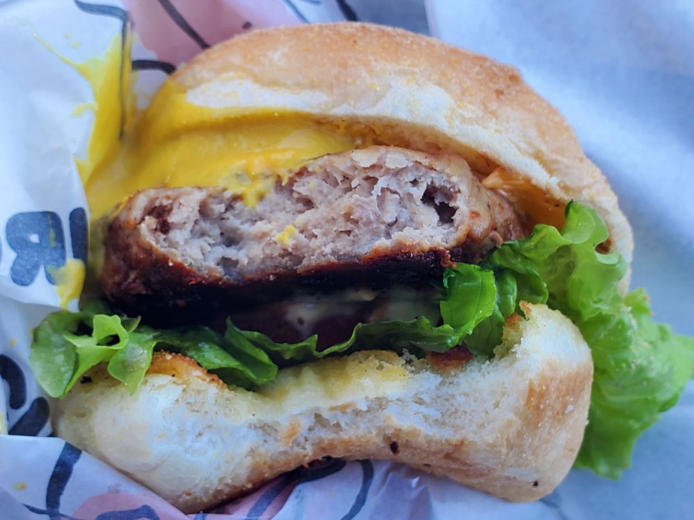 ボストンバットバーガー。わりと柔らかめな豚肩ロースのパティ。バンズはイングリッシュマフィンを厚めにした感じ。