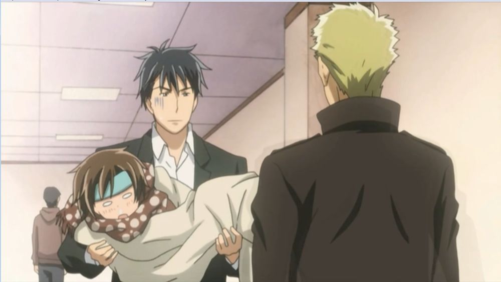 Três ersonagens do anime Nodame Cantabile, dois homens e uma mulher, um homem carregando uma mulher doente e entregando para outro homem