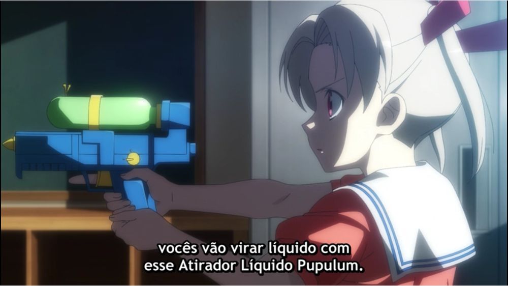 Cena do anime "4-nin wa Sorezore Uso wo Tsuku" com uma personagem de pele clara, cabelo branco amarrado com um laço vermelho, estilo maria chiquinha, em pé, virado de lado, vestindo um uniforme escolar estilo marinho vermelho com detalhes em branco e azul, segurando uma arma azul, verde e amarela parecida com um revólver de água ou nerf.
Na tela aparece a legenda "vocês vão virar líquido com esse Atirador Líquido Pupulum."