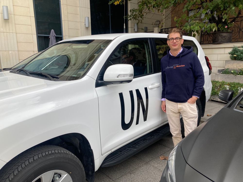 Raoul mit einem UN-Van im Kosovo 21 Jahre später im Jahr 2023.