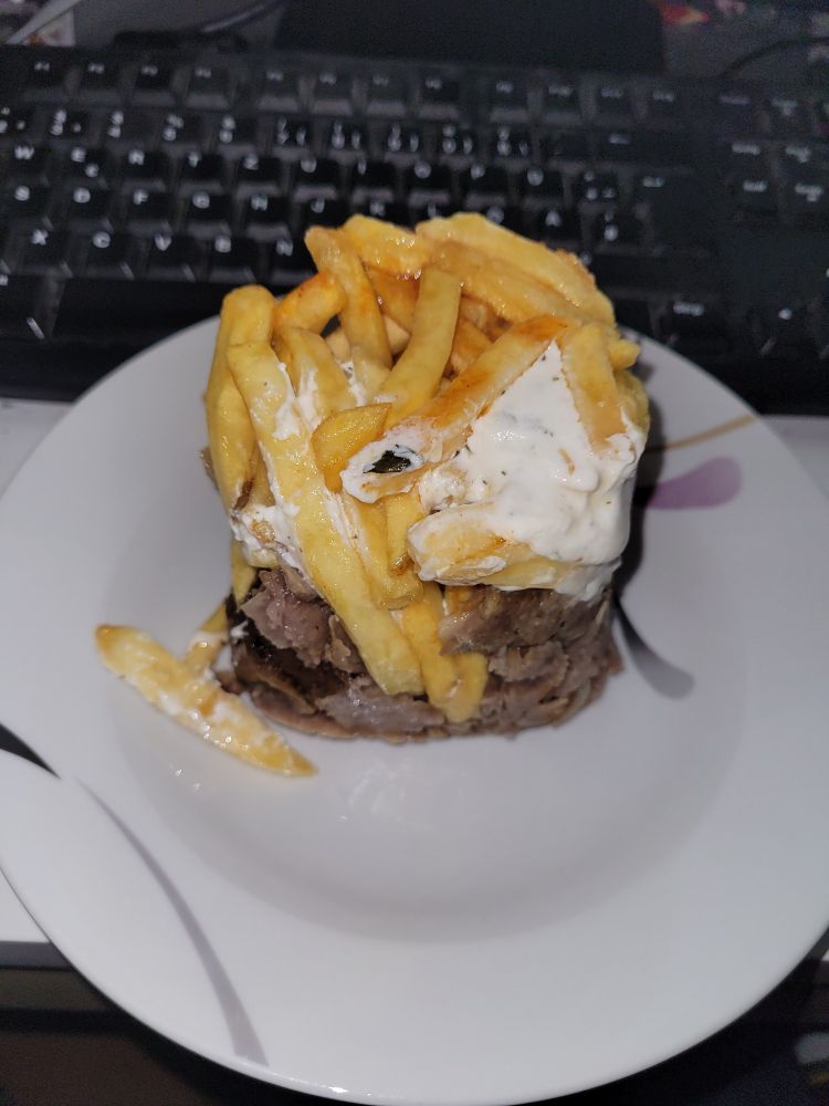 Der Schiefe Turm von Döner. 

Dönerbox mit Pommes, Tzatziki und Döner