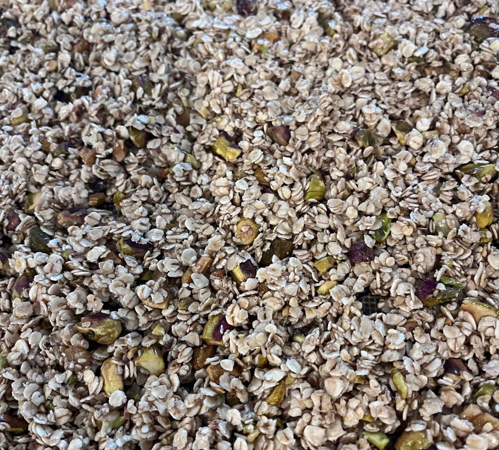 Aveia, pistache, mel de tâmara, óleo de semente de girassol e água 