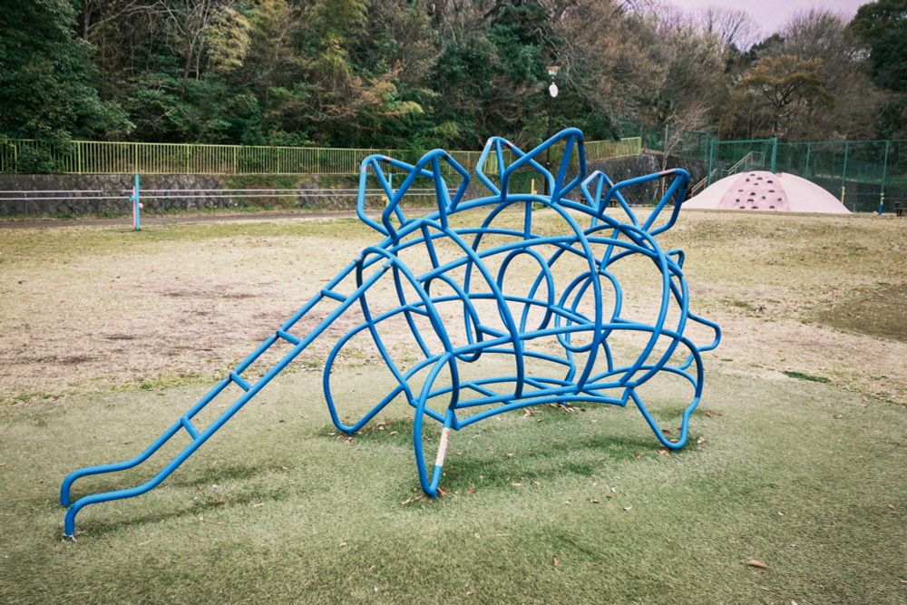 恐竜のように見える公園の遊具