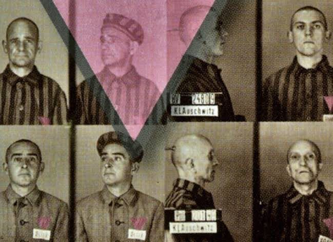 Prisioneros de campos de concentración nazi marcados con el triangulo rosa por ser homosexuales.