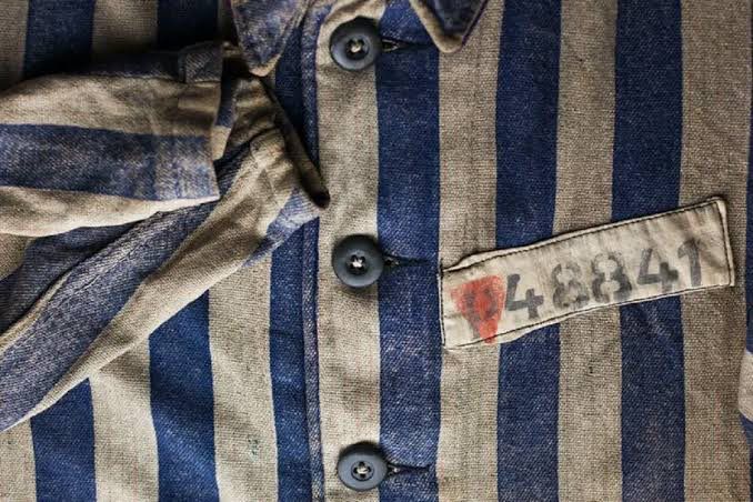 Uniformes para prisioneros de campos de concentración nazi marcados con el triangulo rosa para homosexuales.