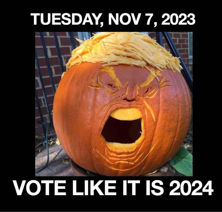 a Jackolantern carved to look like Trmp