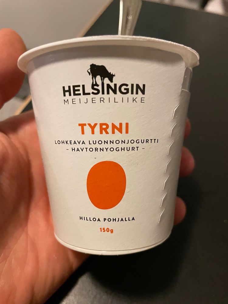 Helsingin Meijeriliikkeen lohkeava tyrnijogurttipurkki