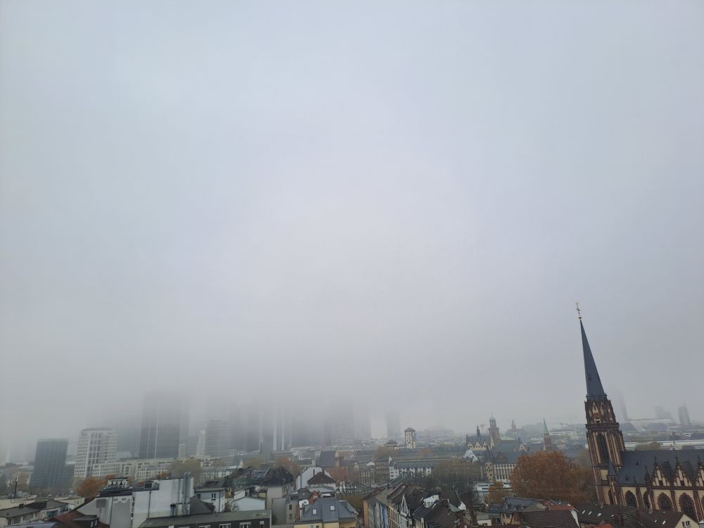 Frankfurt in Richtung Skyline fotografiert, aber wegen Nebel keine Skyline sichtbar 