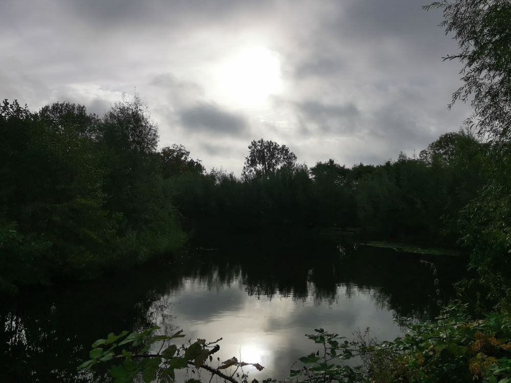 Ochtendzon door de openbrekende mistwolken 