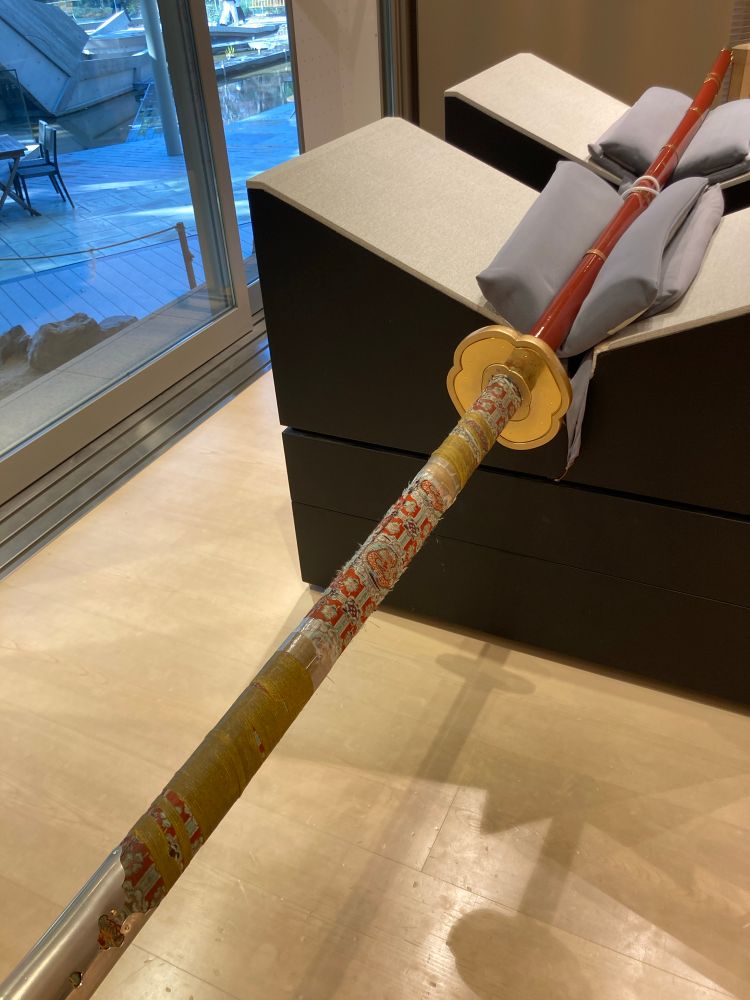 太郎太刀(レプリカ)。次郎太刀とにた拵、めちゃくちゃでかい。