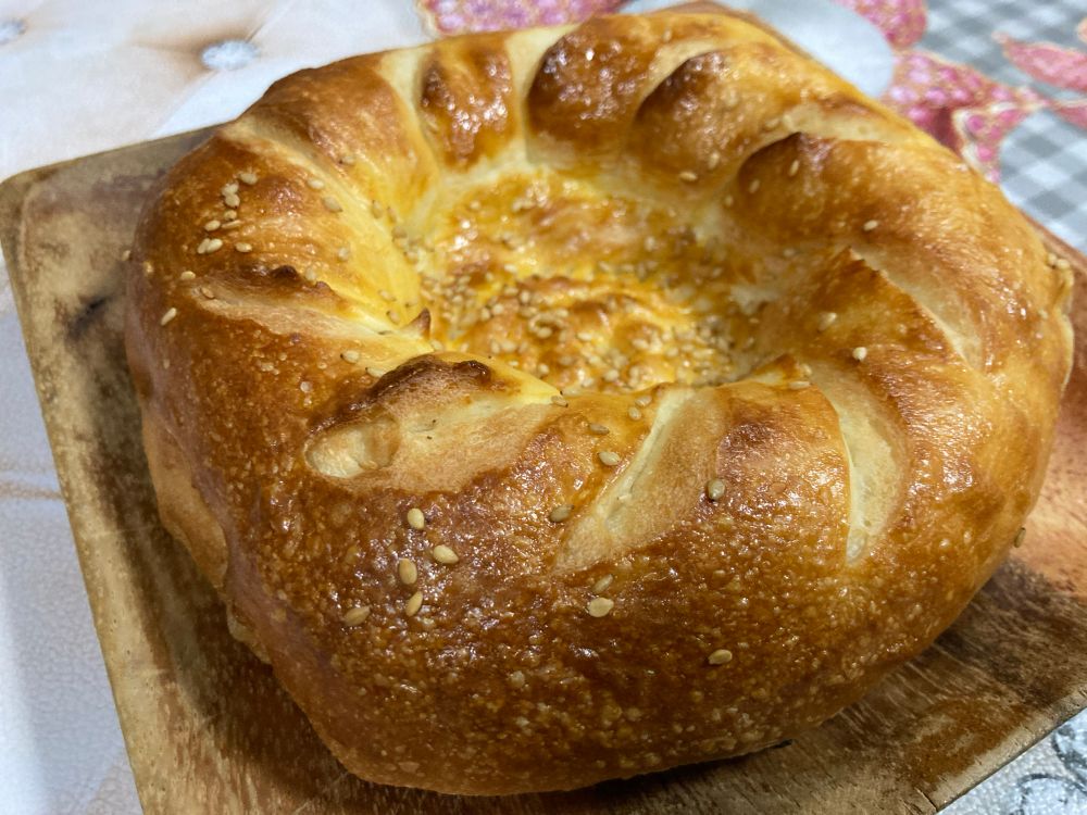 フォカッチャに近い見た目をした、フラットブレッドのノン（パン）。たっぷりと胡麻がかけられている。