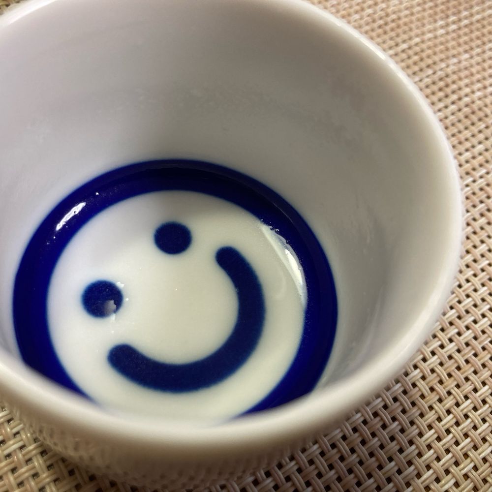 底にスマイルマークの描かれた猪口