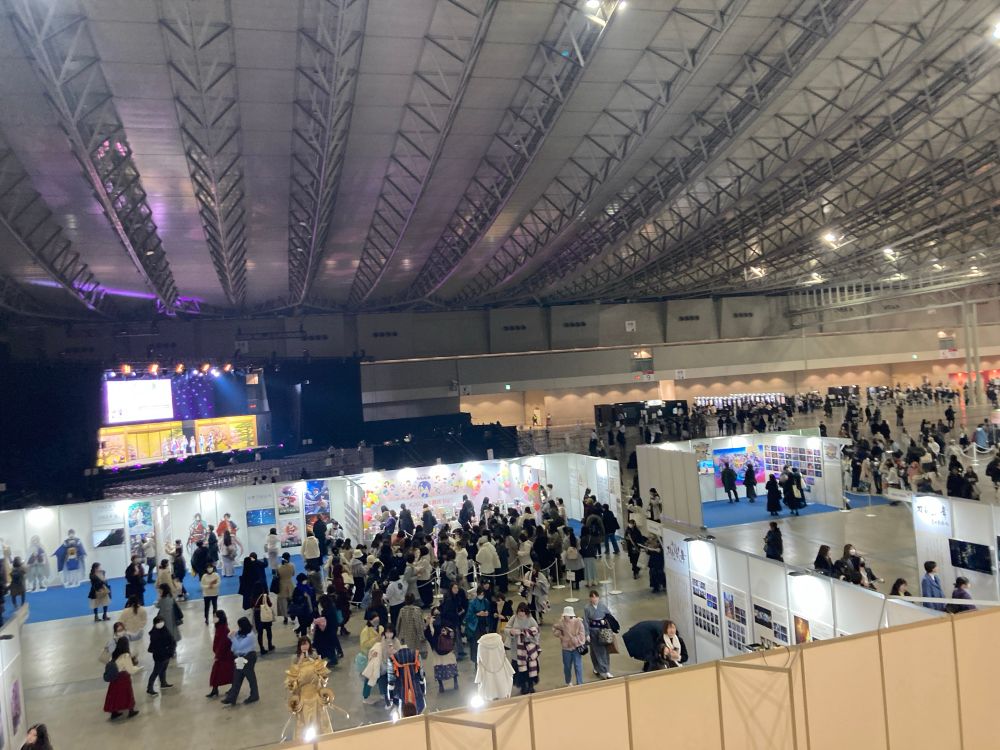 出口へ向かうエスカレーターから撮影した会場。沢山の人が溢れている。