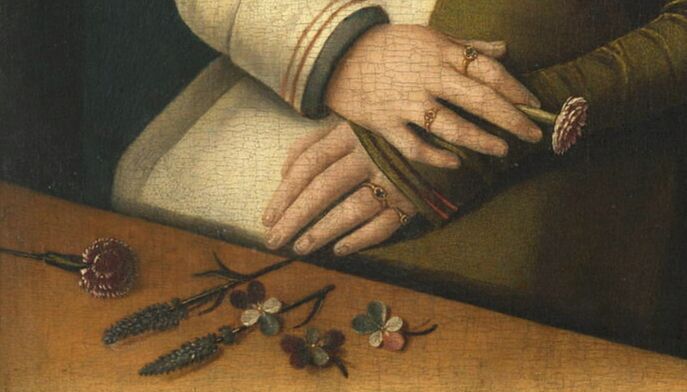détail d'un portrait : des pensées sauvages posées sur une table