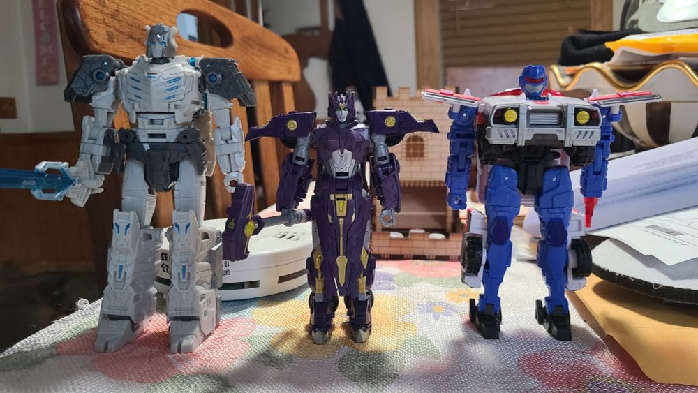 Transformers: Power of the Primes Prima Prime, Solus Prime, and Autobot Red Alert (Armada Universe Red Alert) lined up together.