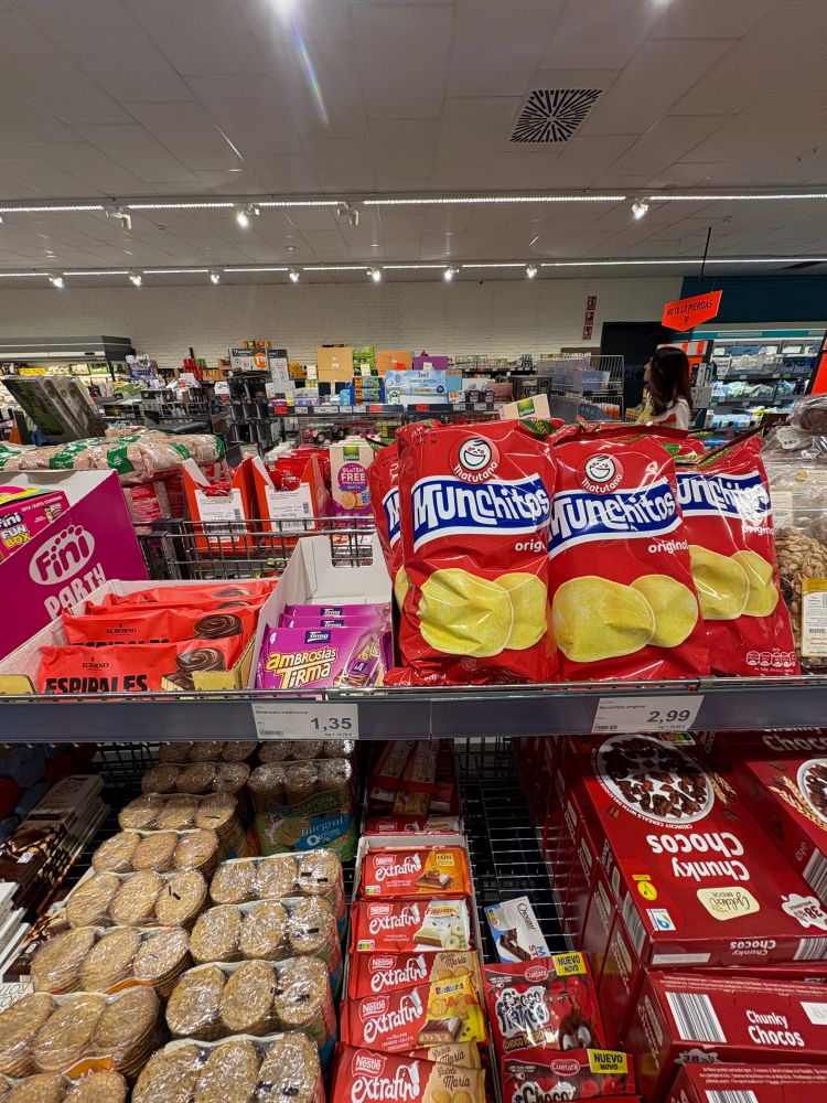 Sección especial del supermercado con aperitivos canarios, incluyendo Munchitos y Ambrosías.