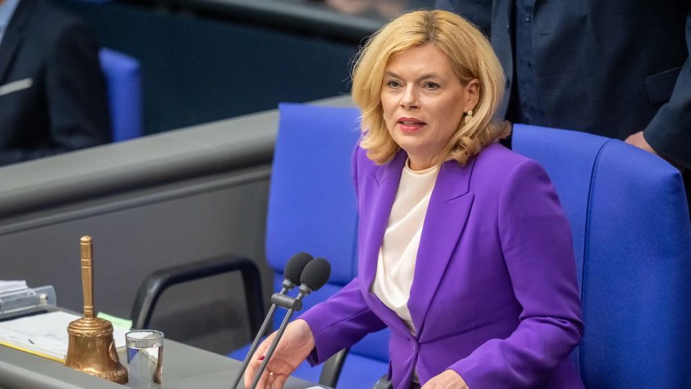 Der Schweriner SPD-Ortsverein Schelfstadt fordert per Online-Petition den Rücktritt von Bundestagspräsidentin Klöckner (CDU). Die Sozialdemokraten werfen ihr Nähe zum rechtspopulistischen Nachrichten-...