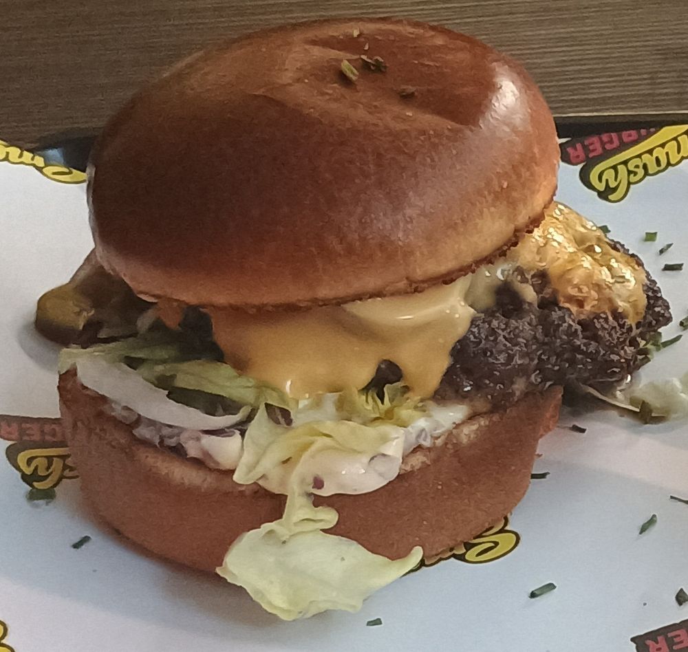 Ein Smashburger mit Käsesoße