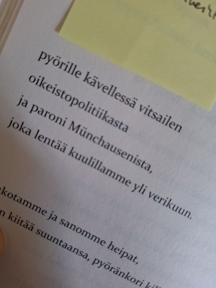 Ote Etäisyys, leikistä:

"pyörille kävellessä vitsailen
oikeistopolitiikasta
ja paroni Münchausenista,
joka lentää kuulillamme yli verikuun."