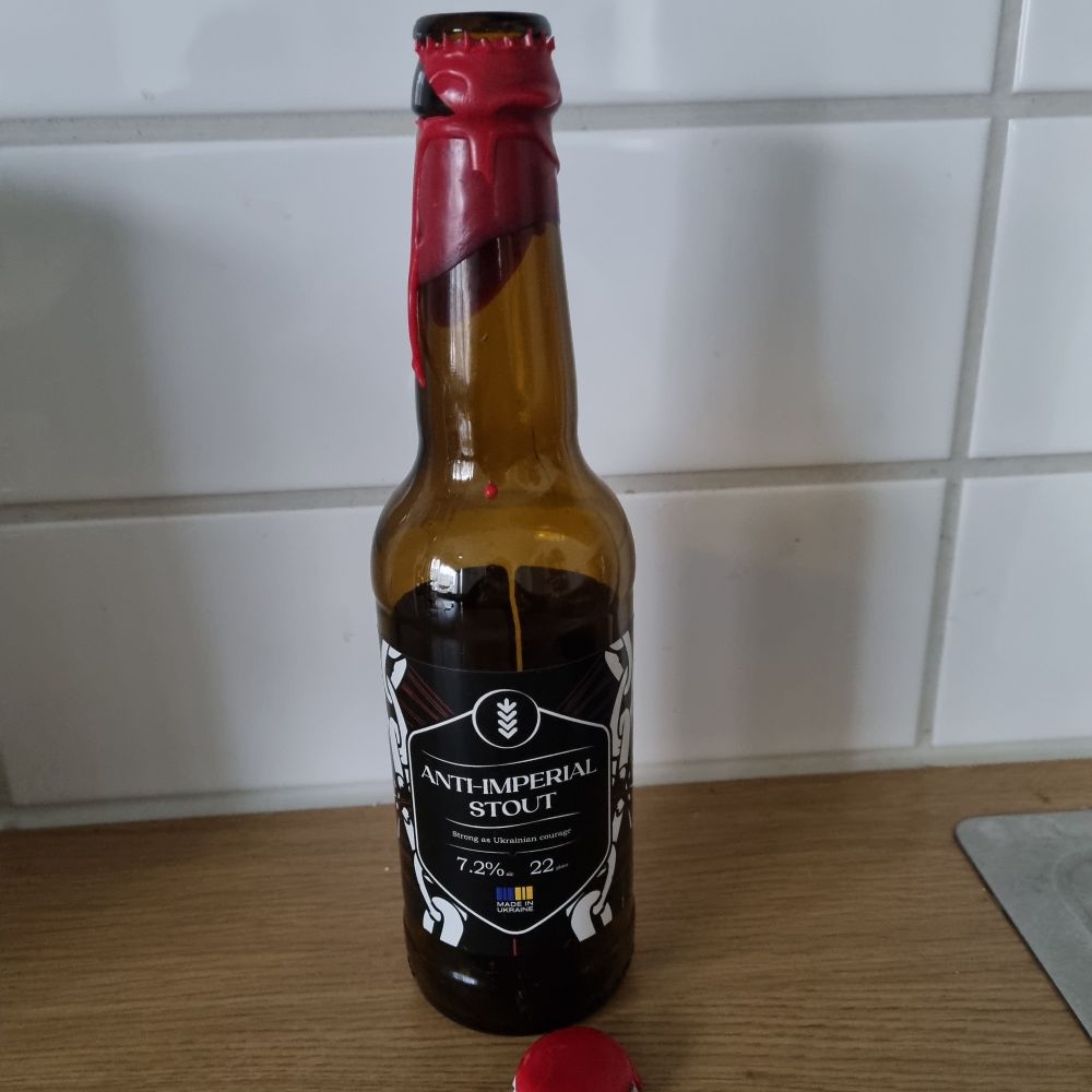 Tyhjä olutpullo. Etiketissä teksti Anti Imperial Stout 7,2% 22 plato Made in Ukraine.