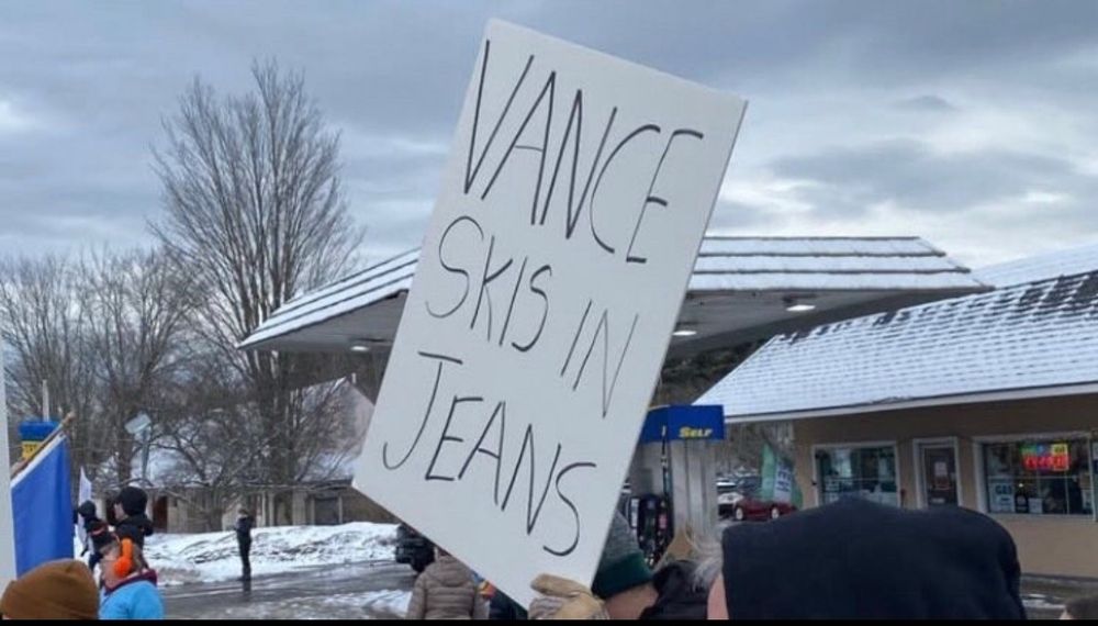 Mielenosoittajan kyltti Vermontissa Vancea vastaan: Vance skis in jeans.