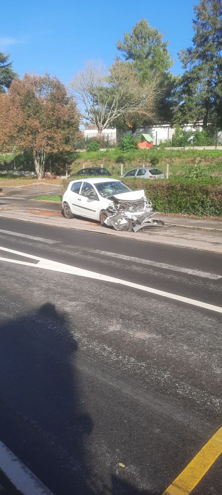 Véhicule accidenté Rue de Chateaugiron à Rennes.