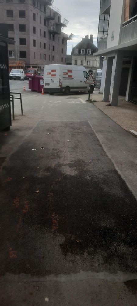 REV au 6 Rue de Lorient complétement bouché par une benne de chantier. Sans préavis