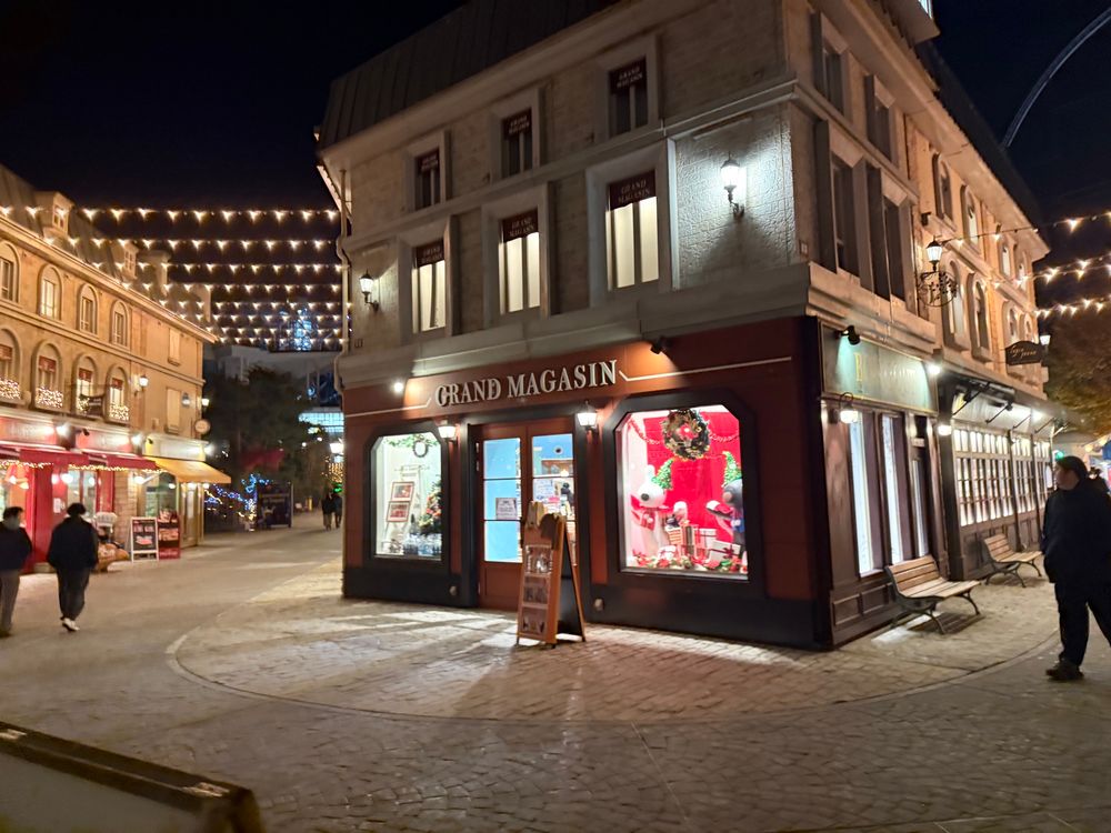More stores and streets that look French and feature the characters