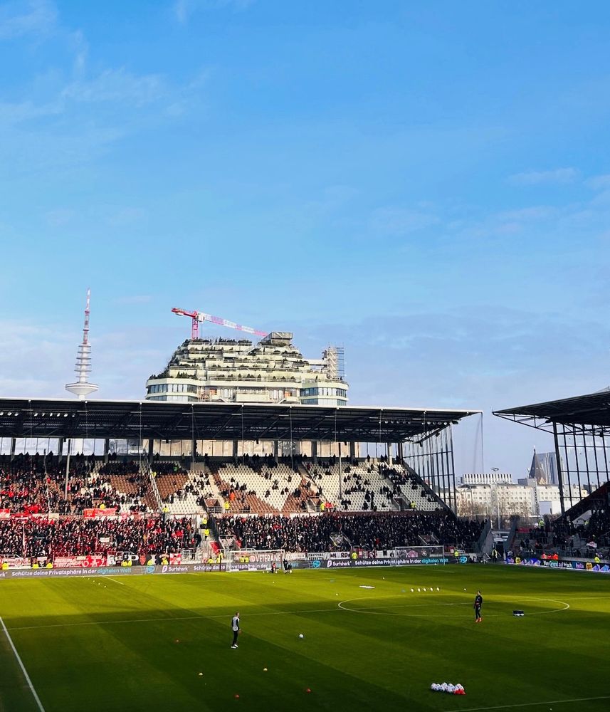 Millerntor vor Anpfiff: zur Hälfte in der Wintersonne unter blauem Himmel, Blick von der Süd auf die Nord, im Hintergrund Bunker und Telemichel