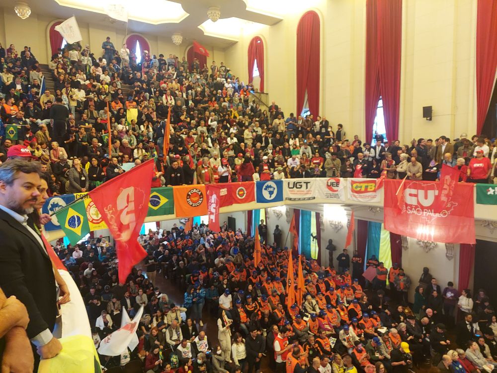Foto do auditório do evento completamente lotado, no salão nobre da Faculdade de Direito 