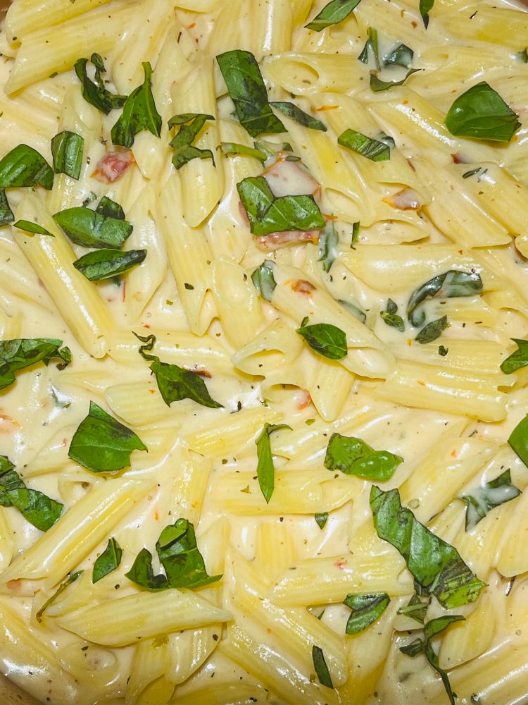Pasta with sun-dried tomatoes and basil cream sauce 