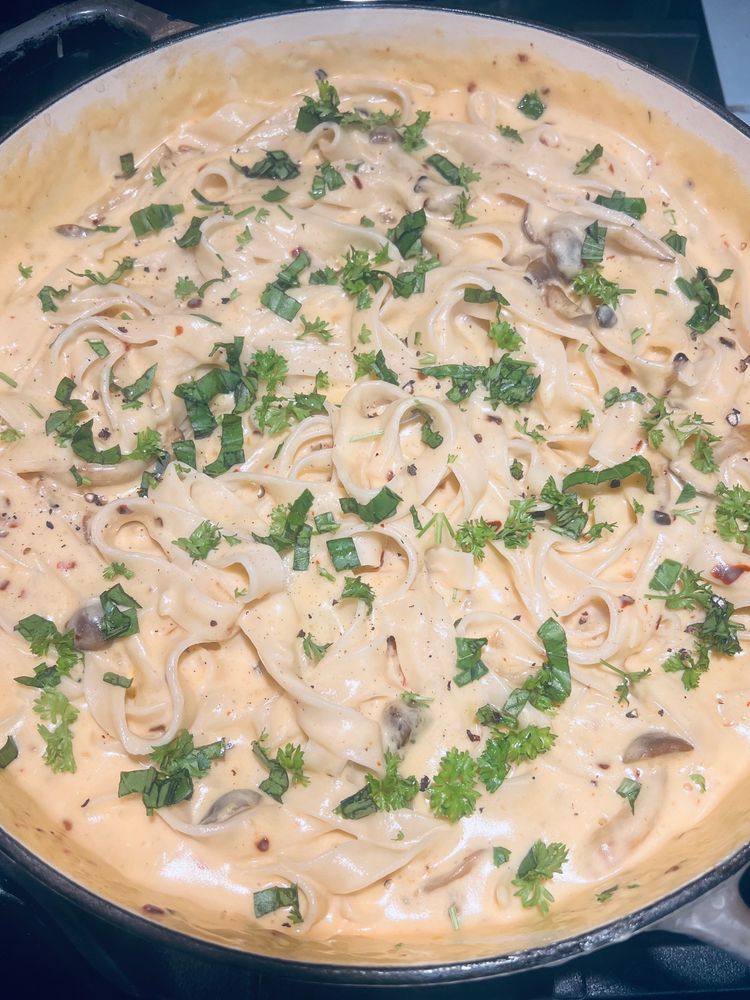 Fettuccine Alfredo with mushrooms and garlic 