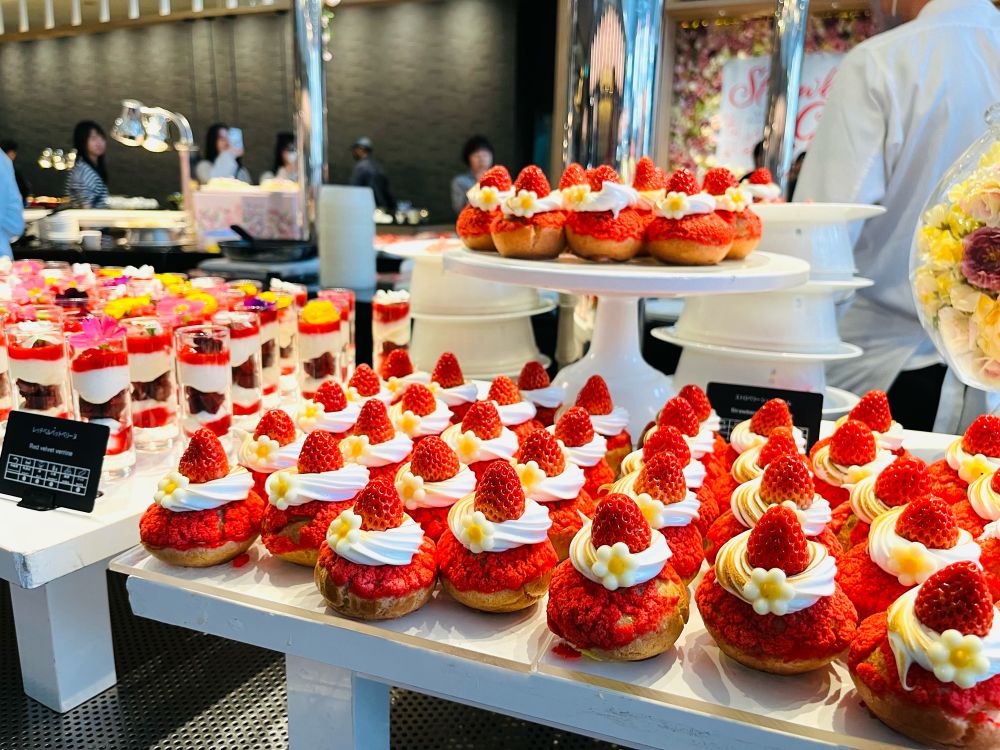 ストロベリーシュークリーム
クッキーシューにメレンゲやいちご、ピスタチオ風味のカスタードクリームがたっぷり！