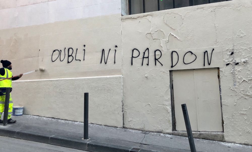 Graffiti « Ni oubli ni pardon » en train d’être effacé par un employé de la métropole d’Aix-Marseille. Photo prise 1 an après l’effondrement de la rue d’Aubagne à Marseille.