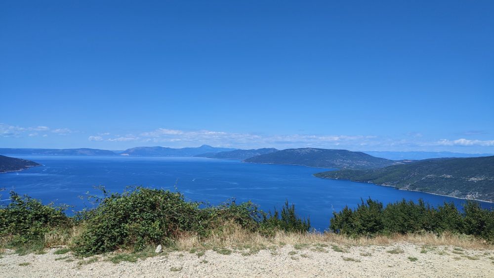 Blick von einem 400m hohen Felsplateau aufs tiefblaue Meer