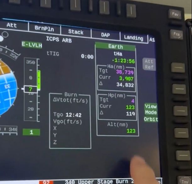 Tableau de bord de la Capsule habitée Orion avec les mesures ft/s est la vitesse en pied/seconde et nm signifie milles nautiques