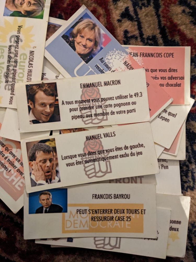 Carte Emmanuel macron : a tout moment vous pouvez utiliser le 49.3 pour prendre une carte pognon ou pipeau aux membre de votre parti
Carte manuel valls : lorsque vous dites que vous êtes de gauche vous êtes automatiquement exclu du jeu
Carte François bayrou : peut s'enterrer deux tours et ressurgir case 25