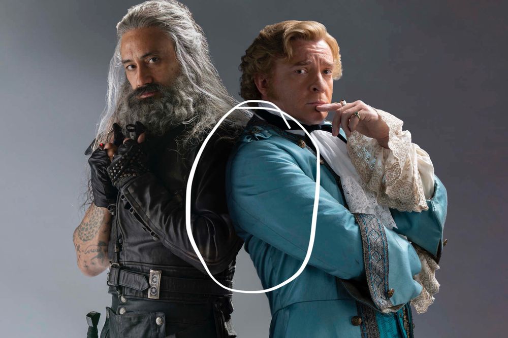 a picture of s1 ed and stede standing back to back. i have circled where their shoulders touch