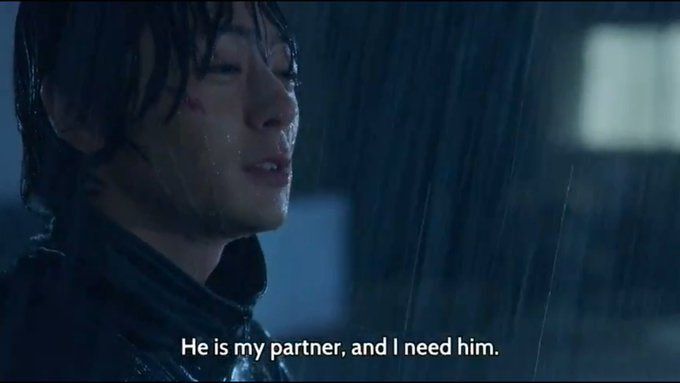 Sento llorando por su "compañero" en la lluvia. Lo necesita.