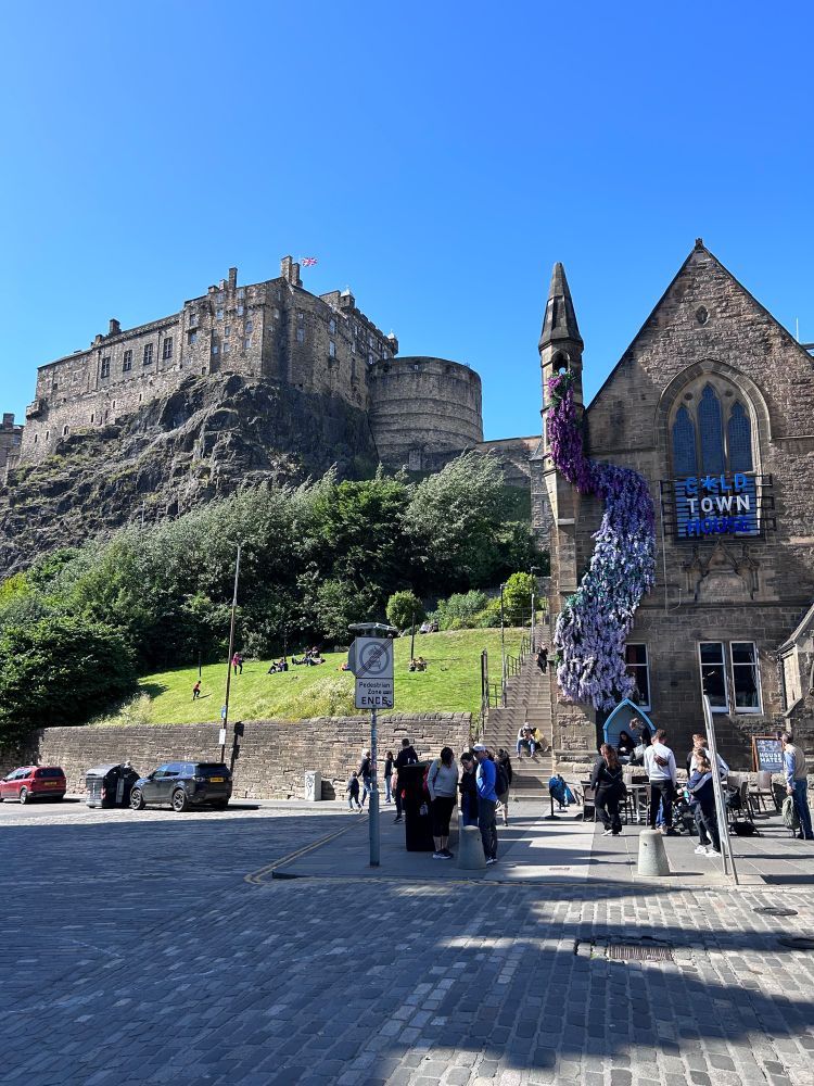 An image from the old town of Edinburgh with the castle on top.