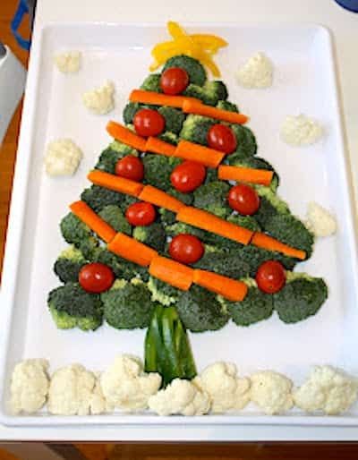 Plat blanc recouvert d'un sapin en brocolis, carottes et tomates cerise. Ya du chou-fleur aussi pour la déco 