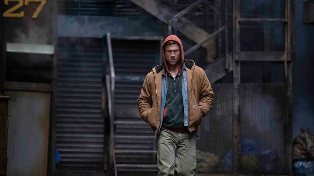 El personaje de Glen Powell se camufla en las calles para que no le den caza en 'The Running Man', película de Edgar Wright.