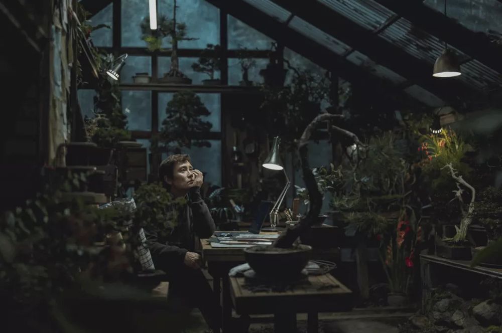 El personaje protagonista de 'No other choice', encarnado por Lee Byung-hun, medita en su invernadero en la nueva película de Park Chan-wok.