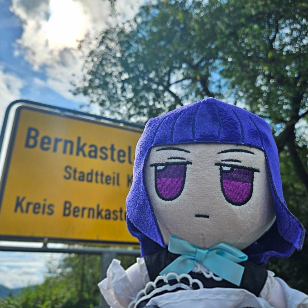 Bernkastel Fumo in front of the Bernkastel-kues sign