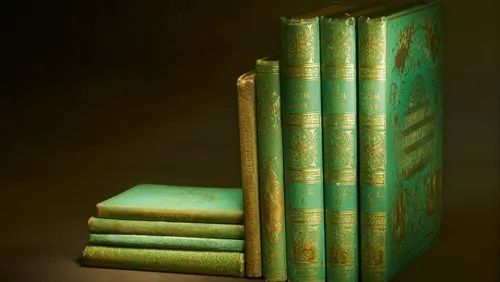 Lorsque la toile de reliure est devenue une alternative populaire et abordable au cuir pour la fabrication de livres, les éditeurs ont commencé à publier des ouvrages dans un large éventail de couleurs, y compris le vert émeraude.
